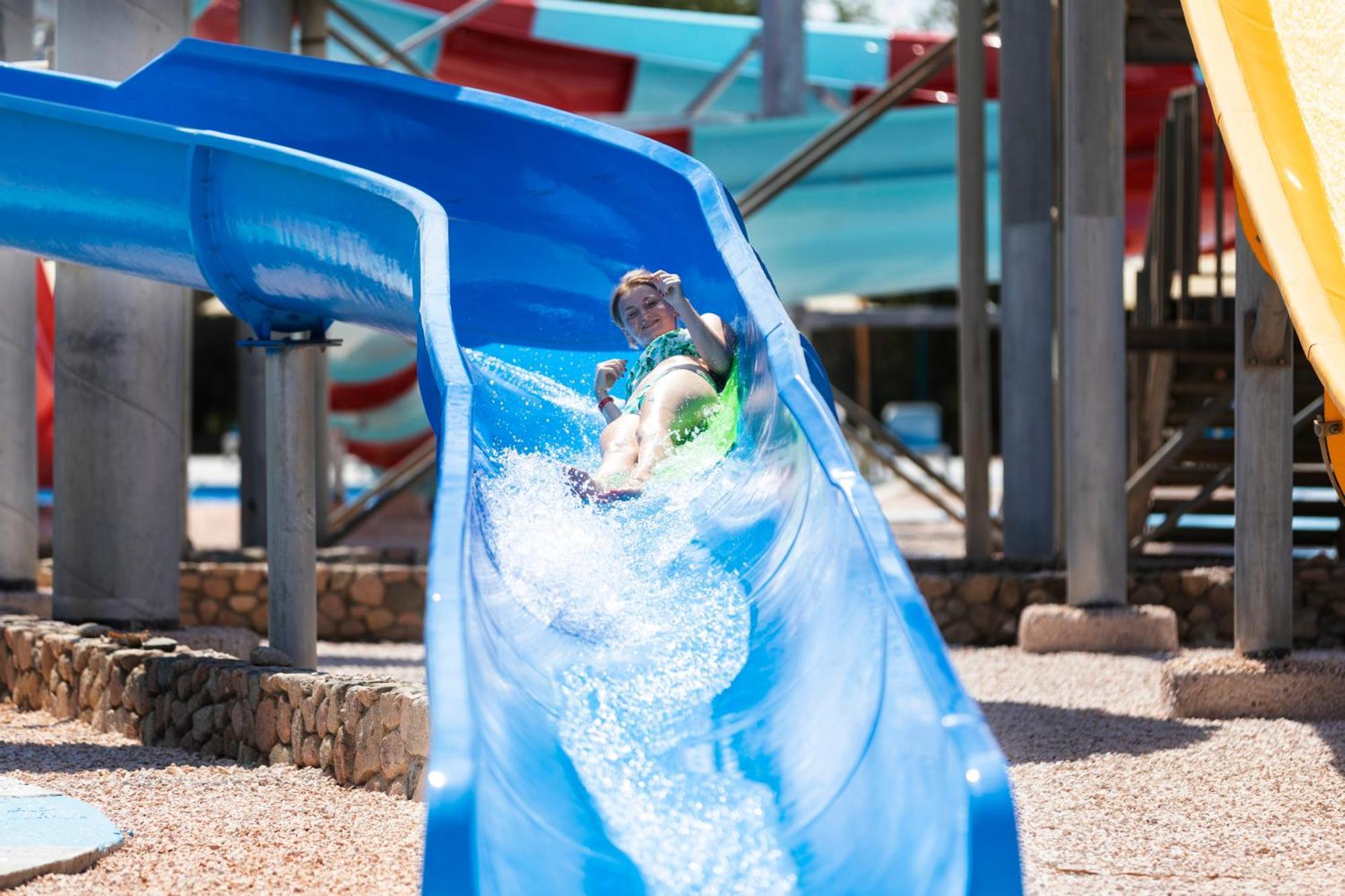 体验奇洛赛高级酒店 沙姆沙伊赫 外观 照片 A child on a water slide
